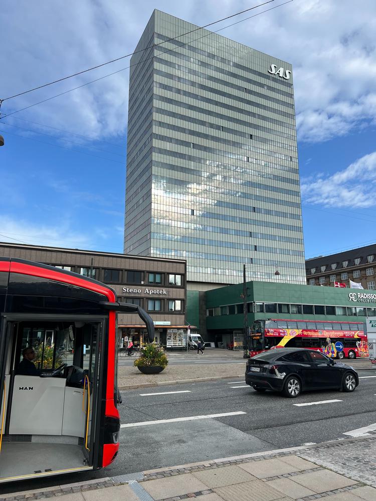 Himlens spejling i den velproportionerede og fint opsprossede facade er en af kvaliteterne ved det visuelt lette SAS-hotel.  Foto: Karsten Ifversen