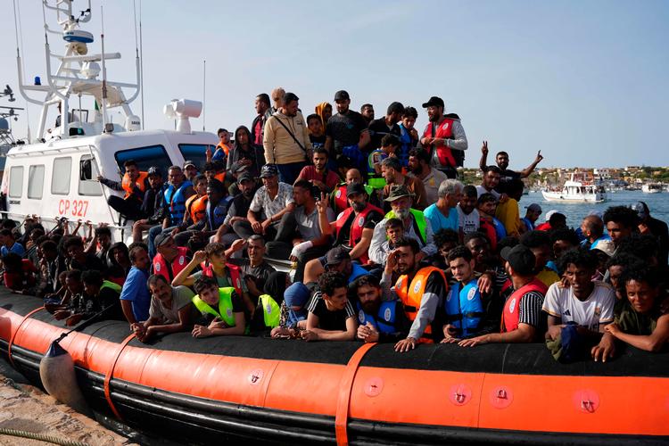 Den lille italienske ø Lampedusa er i den forløbne  uge blevet overvældet af tusinder af migranter, som har taget bådturen over Middelhavet. Nu opfordrer Paven til at gøre mere for at redde migranterne. Foto: Zakaria Abdelkafi/Ritzau Scanpix
