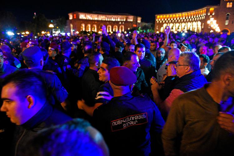 Demonstranter i Armeniens hovedstad, Jerevan, i nat. De kræver, at landets regeringschef, Nikol Pashinyan, træder tilbage.  Foto: Karen Minasyan/Ritzau Scanpix