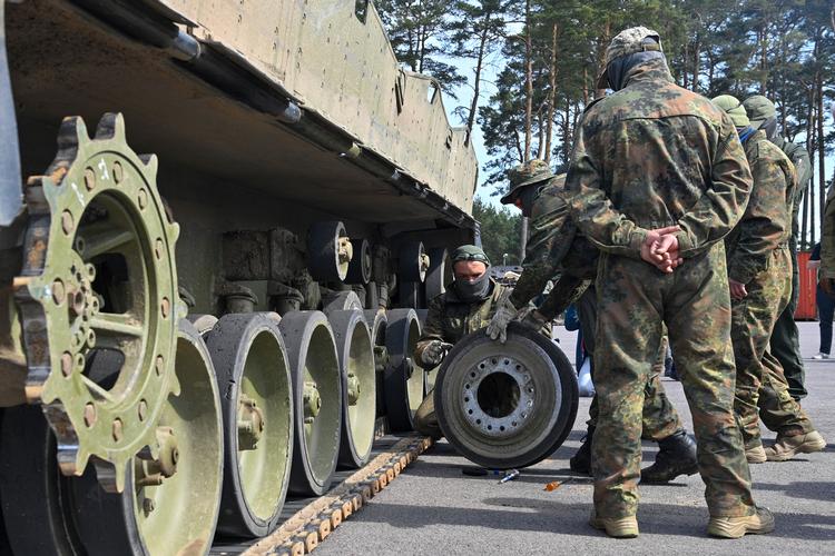 Ukrainske soldater arbejder med at reparere en Leopard 1A5-kampvogn på en base i Tyskland. Arkivfoto. Foto: Klaus-dietmar Gabbert/Ritzau Scanpix
