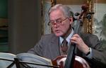 Ove Sprogøe spillede i rollen som lægen doktor Hansen også cello, uden at det afstedkom nogen form for advarsler til musikallergikere.  Foto: DR