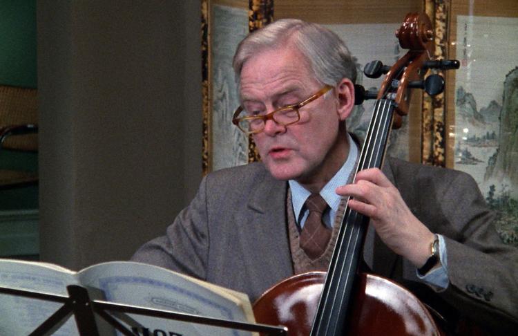 Ove Sprogøe spillede i rollen som lægen doktor Hansen også cello, uden at det afstedkom nogen form for advarsler til musikallergikere.  Foto: DR