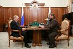 Vladimir Putin ses her i samtale med Ramsan Kadyrov i Moskva tidligere på året.  Foto: Sputnik/Ritzau Scanpix