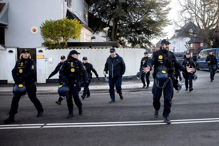 Rasmus Paludan fotograferet i januar, hvor han under stort politiopbud brændte en koran af foran den tyrkiske ambassade i København.  Foto: Finn Frandsen