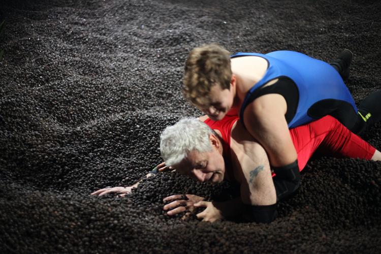 Kolossen Shakespeare er eminent at gå løs på. Her Dejan Čukić som Kong Lear i clinch med Nanna Cecilie Bang som hans datter Cordelia. Hvem vinder? Foto: Christian Friedländer