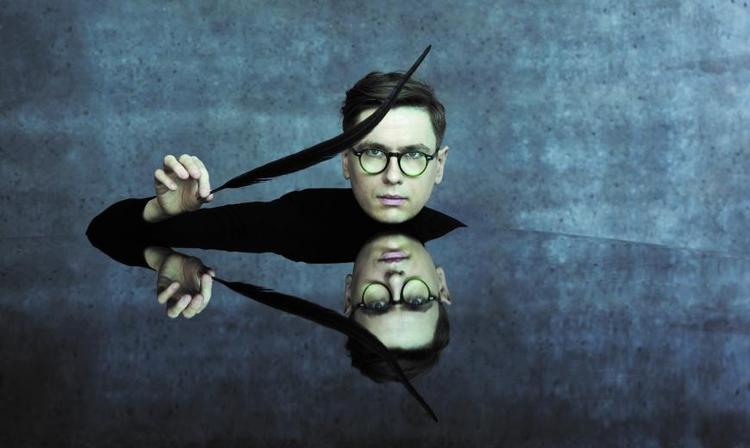 Internettet flyder over med flotte pressebilleder af den sympatiske, men musikalk set irriterende islandske pianist Víkingur Ólafsson. Foto: Ari Magg