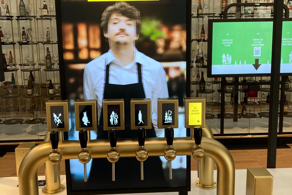 Vip på hanerne, og få 10 belgiske ølanbefalinger, som matcher dine præferencer. Udskænkeren ’taler’ engelsk, fransk og nederlandsk – og øllet kan smages i skybaren.  Arkivfoto Helle Sindal