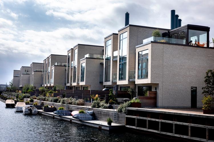 Engholmene, der ligger mellem Fisketorvet og Sydhavnen, er måske ukendt territorium for mange københavnere. Men den nye bydel ved vandet har masser at byde på.  Foto: Emil Bay