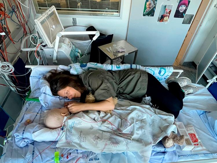 Cecilie Frydenlunds toårige datter har fået konstateret leukæmi. Rigshospitalets psykologer har hjulpet hende igennem forløbet, men nu skal de spares væk.  »Det er så sindssygt«, siger hun. Foto: Privatfoto