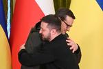 Så gode venner var de engang.  Den ukrainske præsident Zelenskyj i varm omfavnelse med den polske statsminister Mateusz Morawiecki ved etårsdagen for Ruslands invasion af Ukraine. Foto: Viacheslav Ratynskyi/Ritzau Scanpix