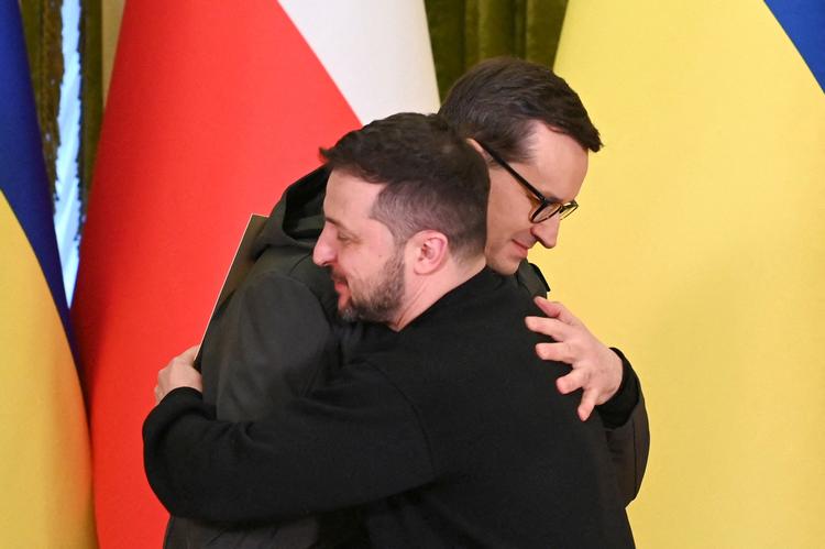 Så gode venner var de engang.  Den ukrainske præsident Zelenskyj i varm omfavnelse med den polske statsminister Mateusz Morawiecki ved etårsdagen for Ruslands invasion af Ukraine. Foto: Viacheslav Ratynskyi/Ritzau Scanpix