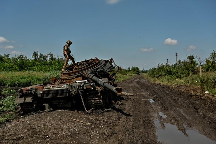 Der er ikke mange billeder fra fronten ved Verbove. Her ses en soldat ved en sønderskudt russisk kampvogn et sted i regionen. Arkivfoto. Foto: Stringer/Ritzau Scanpix