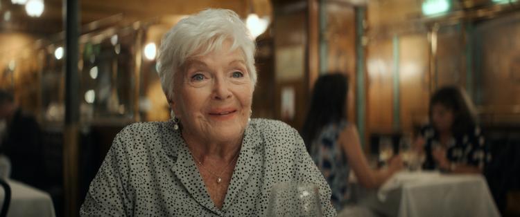 Line Renaud er i dag 95 år gammel. Hun spiller Madeleine, der vil køre gennem Paris en sidste gang for at mærke fortidens brise.  Foto: Still/Angel Films