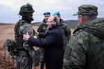 Vladimir Putin besøger det, der omtales som mobiliserede soldater på en kaserne i Razjan, i oktober sidste år. Foto: Mikhail Klimentyev/Ritzau Scanpix