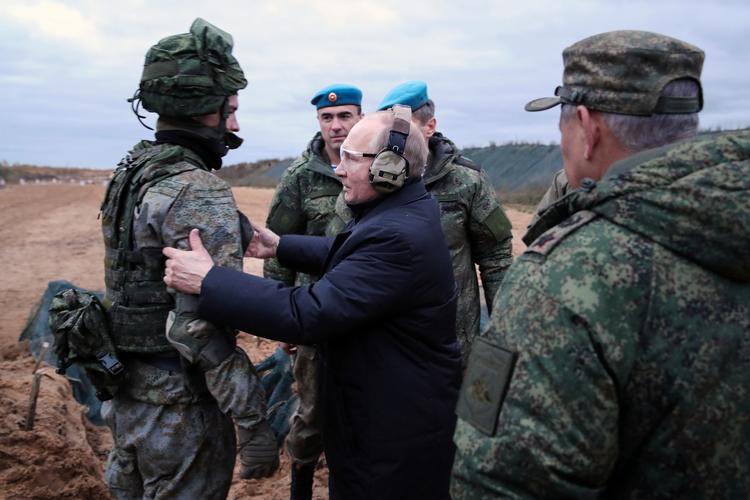 Vladimir Putin besøger det, der omtales som mobiliserede soldater på en kaserne i Razjan, i oktober sidste år. Foto: Mikhail Klimentyev/Ritzau Scanpix