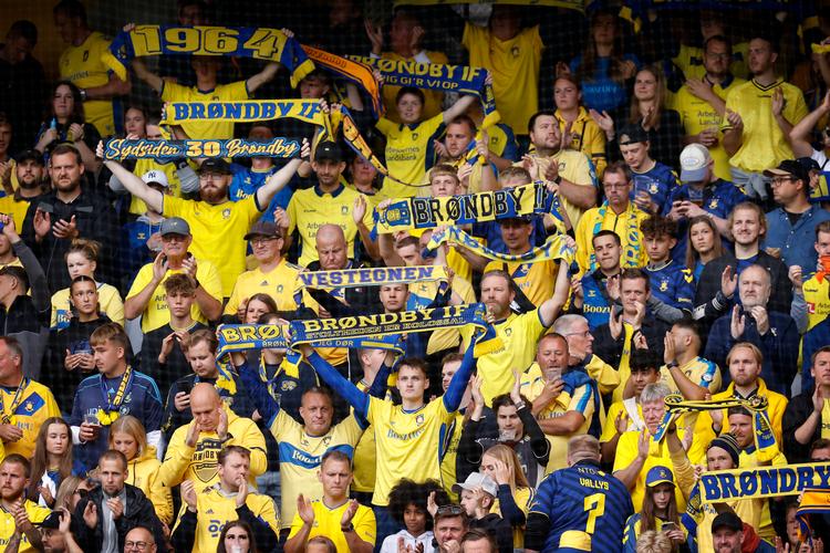 Med over 10.000 tilskuere per kamp nåede Superligaen sidste sæson endnu en milepæl.. Foto: Jens Dresling