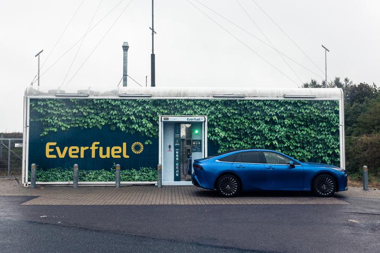 Toyota Mirai er én af de brintbiler, der nu har mistet sit sidste danske vandhul. Foto: Anders Holst Pedersen