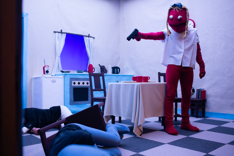 Super voldeligt skydespil i køkkenet hvor alt er lavet af hygge-filt.  Foto: Emil Rostrup