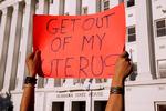'Skrub ud af min livmoder' Tilhængere af 'Pro-choice' protesterer foran Alabamas Statsbygning. Demonstrationen er rettet mod en af USA's strengeste abortlove. Arkivfoto. REUTERS/Chris Aluka Berry/File Photo   Foto: Christopher Aluka Berry/Ritzau Scanpix