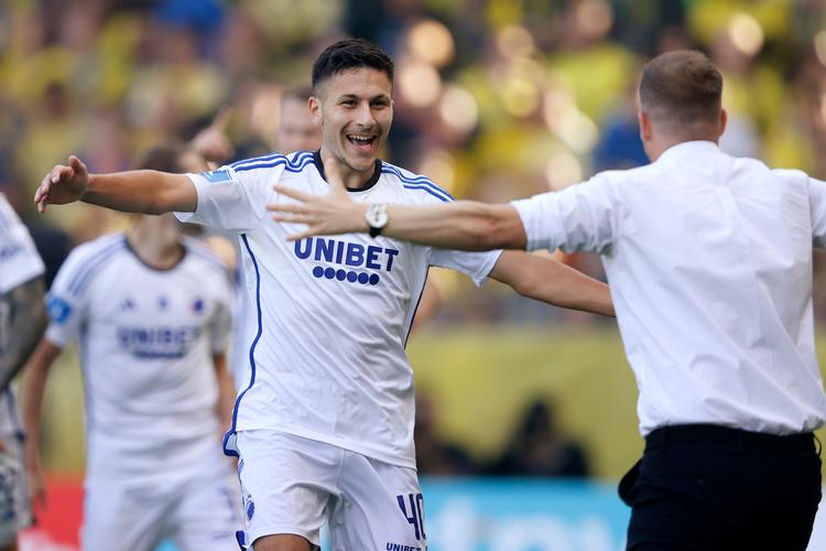 Roony Bardghji sikrede FC København sejren på 3-2 over Brøndby og fik en stor krammer af træner Jacob Neestrup, der sendte det 17-årige svenske stortalent sent på banen. Foto: Jens Dresling