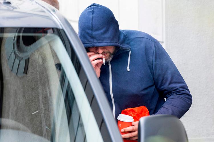 Den tidligere belarusiske Sobr-agent, Jurij Garavskij ryger i en pause i sin retssag i den schweiziske by Rorschach i St. Gallen. Han har indrømmet at have deltaget i bortførelser og drab på tre medlemmer af oppositionen i Belarus.  Foto: Arnd Wiegmann/Ritzau Scanpix