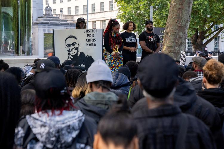 Black Lives Matter-aktivister protesterede i London i kølvandet på drabet på 24-årige Chris Kaba, der blev skudt af en politibetjent i september 2022. Betjenten er nu tiltalt for drab. Foto: Maja Smiejkowska/Ritzau Scanpix