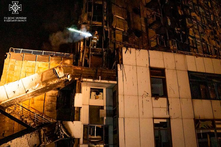 Et massivt luftangreb satte redningsarbejdere og brandfolk på hårdt arbejde i Odesa natten til mandag. Foto: Handout/Ritzau Scanpix
