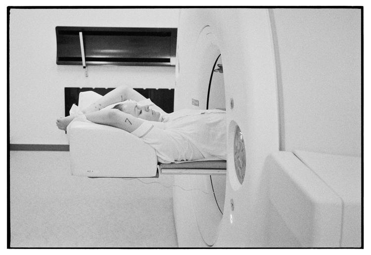 I historien 'Sover med spøgelser' følger man Sofie Kaas brystkræftforløb fra hun får sin diagnose i september 2021 og frem til august 2023. 