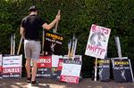 Slut med strejken? Selv om forfatterne i Hollywood er nået langt i forhandlingerne, er skuespillernes fagforbund stadig låst i en giftig konflikt. Foto: Chris Pizzello/Ritzau Scanpix