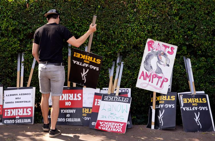 Slut med strejken? Selv om forfatterne i Hollywood er nået langt i forhandlingerne, er skuespillernes fagforbund stadig låst i en giftig konflikt. Foto: Chris Pizzello/Ritzau Scanpix