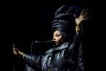 Neo soul-kunstneren Erykah Badu tages under kærlig behandling i det nyeste afsnit af podcasten 'Indbegrebet af!'. Her spiller hun på Plænen i Tivoli i 2017. Foto: Thomas Borberg