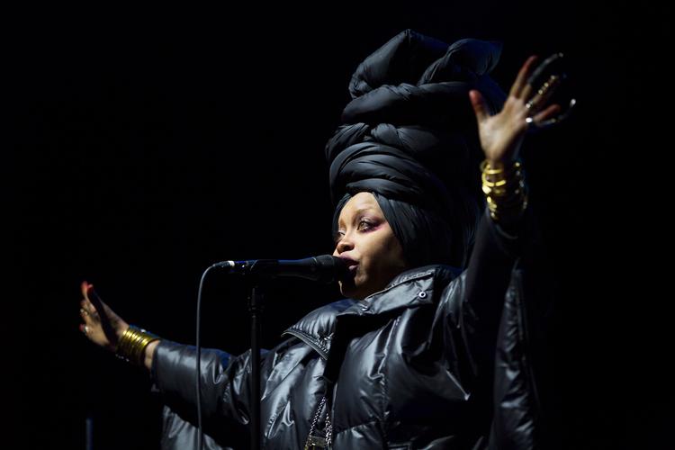 Neo soul-kunstneren Erykah Badu tages under kærlig behandling i det nyeste afsnit af podcasten 'Indbegrebet af!'. Her spiller hun på Plænen i Tivoli i 2017. Foto: Thomas Borberg
