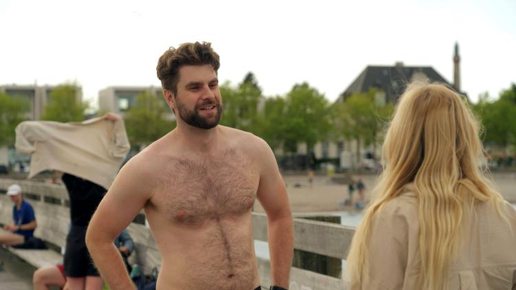 Rasmus smed alt tøjet på Svanemølle-molen til Saras store overraskelse.  