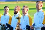 Den europæiske kaptajn, Luke Donald, i selskab med Rory McIlroy, Tyrrell Hattron, Nicolai Højgaard og Ryder Cup-trofæet, som USA vandt i Wisconsin i 2021 med alle tiders største margin, 19-9.  Foto: Alberto Pizzoli/Ritzau Scanpix