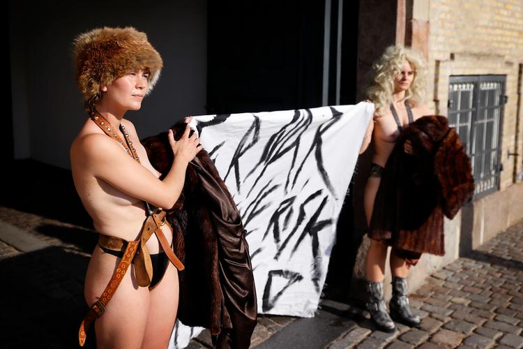 Astrid Lindhardt (med pelshue) og Anna Bjørgulf (med paryk) er en del af performancegruppen Persona Non Grata, der tirsdag formiddag afleverede en protest over den foreslåede koranlov til kulturminister Jakob Engel-Schmidt (M). De vil have ministeren til at forsvare den kunstneriske frihed, så den ny lov ikke kommer til at begrænse kunstnerisk behandling af religiøse emner og genstande.  Foto: Jens Dresling