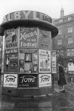 Bladkiosk på Rådhuspladsen i 1949.  Der er sket en del med kioskkulturen siden da. Foto: William Douglas