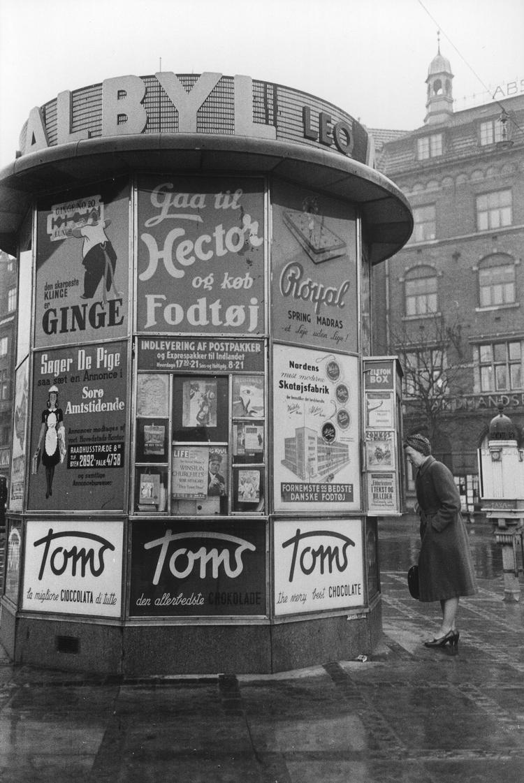 Bladkiosk på Rådhuspladsen i 1949.  Der er sket en del med kioskkulturen siden da. Foto: William Douglas