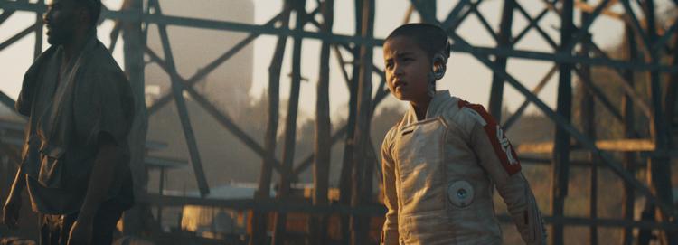 US-soldaten Joshua (John David Washington, tv.) og den fem-seksårige Alphie (Madeleine Yuna Voyles) er ikke sådan at modstå, hverken for deres fjender eller for filmens tilskuere.  