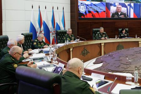 Det russiske forsvarsministerium har delt dette billede, hvor Viktor Sokolov angiveligt deltager i et møde via videoforbindelse Det russiske forsvarsministerium 