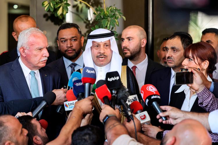 Den første saudiske ambassadør til Palæstina, Nayef al-Sudairi, besøger selvstyret i Ramallah og den palæstinensiske præsident, Mahmoud Abbas. Her lovede han tirsdag at arbejde for oprettelsen af en palæstinensisk stat på Vestbredden og i Gaza med hovedstad i Østjerusalem. Foto: Ahmad Gharabli/Ritzau Scanpix