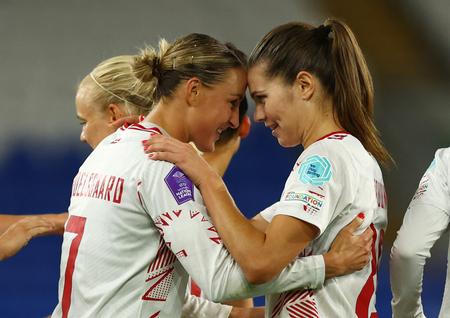 Sanne Troelsgaard (tv) fejrer sin scoring til 4-1 med holdkammeraten Signe Bruun. Foto: Andrew Boyers/Ritzau Scanpix