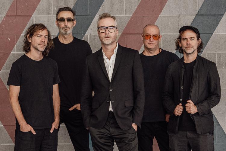 The National anno 2023 lyder som den bedste udgave af sig selv. Teksterne afspejler sanger Matt Berningers (i midten) kamp med en massiv depression, som en overgang truede med at sætte en stopper for det amerikanske band.  Foto: Graham MacIndoe