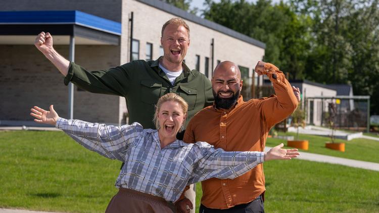 Deltagerne i TV 2's 'Nybyggerne' smiler og er i zen, selv når de slår sig over fingrene med en hammer eller ikke har sovet om natten.  Også dommerne, Önder Yazar og Mette Helena Rasmussen, og vært Christian Degn er vældig glade. 