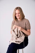 Kimmie  Munkholm lærer fra sig - stille og roligt. I korte præcise videoer - og nu også  i 'Strikkebogen'. Foto: Columbus Leth