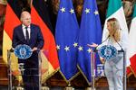 Italiens premierminister, Giorgia Meloni, går i rette med Tysklands kansler, Olaf Scholz, hvis regering efter hendes mening er med til at støtte den illegale migration over Middelhavet ved at støtte ativistskibe, der hjælper de tilrejsende i land. Foto: Roberto Monaldo/Ritzau Scanpix