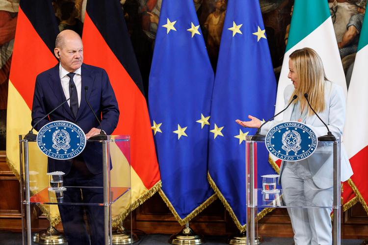 Italiens premierminister, Giorgia Meloni, går i rette med Tysklands kansler, Olaf Scholz, hvis regering efter hendes mening er med til at støtte den illegale migration over Middelhavet ved at støtte ativistskibe, der hjælper de tilrejsende i land. Foto: Roberto Monaldo/Ritzau Scanpix