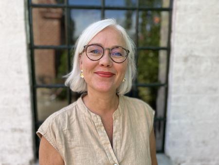 Et forskerteam med den danske runolog og seniorforsker fra Nationalmuseet, Lisbeth Imer, og to andre forskere har sammenlignet 'håndskrifter' på gamle runesten og fundet ud af, hvem der ristede runer på Jellingstenen. Foto: Nationalmuseet