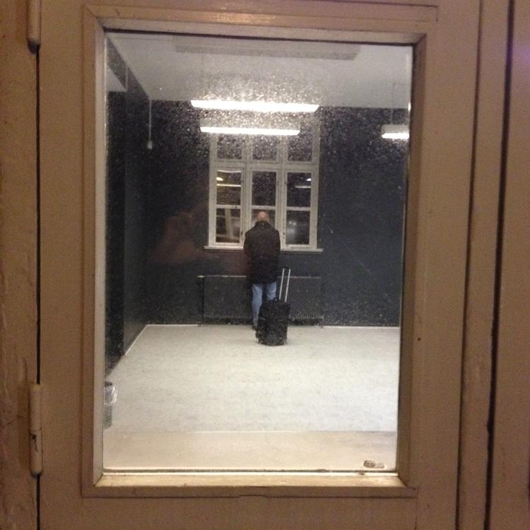Vølver venter på bussen på Faaborg Rutebilstation, 2015. Foto: Ole Rasmussen