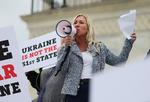 Marjorie Taylor Greene er et af de højreradikale republikanske medlemmer af Repræsentanternes Hus, som er årsag til, at statsbudgettet efter alt at dømme ikke når at blive godkendt inden fristen på lørdag. Hun ønsker blandt andet at stoppe USA's våbenhjælp til Ukraine og præsident Joe Biden stillet for en rigsret. Foto: Leah Millis/Ritzau Scanpix