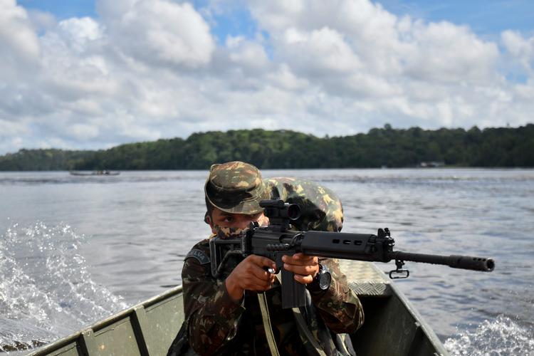 Franske soldater har siden 2008 forsøgt at stoppe den illegale guldgravning med 'Operation Harpy', men den fortsætter ufortrødent langs Maroni-floden mellem Surinam og Fransk Guyana i Sydamerika.  Foto: Mateus Bonomi/Ritzau Scanpix
